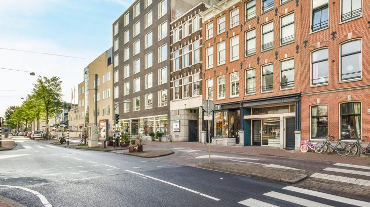 straatbeeld overtoom amsterdam met winkels en een zebrapad